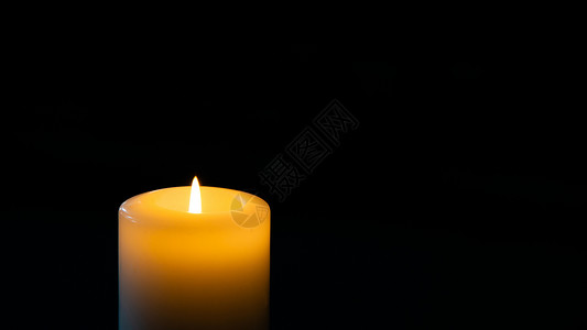 在黑暗背景上烧蜡烛 文字空间 悲伤的象征背景图片