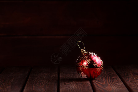 圣诞新年装饰 木桌深色木质背景上的红色复古球 照片 乡村背景图片