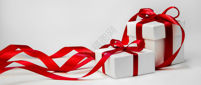 圣诞礼物 白盒 带有红丝带 在浅色背景上;新年假日构成 复制空间用于文字背景图片