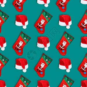 圣诞老人圣诞红色帽子和圣诞袜隔离在绿色背景上 圣诞无缝模式背景图片