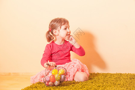 彩蛋中的女孩女孩在复活节鸡蛋狩猎中背景
