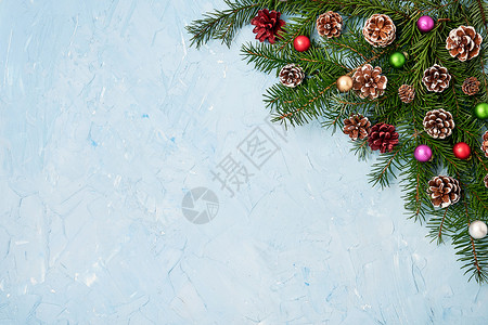 圣诞fir树枝和蓝色背景的装饰背景图片