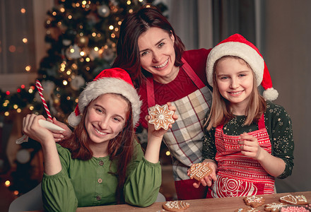 微笑的母亲与女儿一起做烤姜饼 烹饪 十二月 家庭高清图片