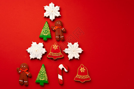 红背景最上视图的圣诞姜饼饼干 曲奇饼 圣诞节 刨冰背景图片