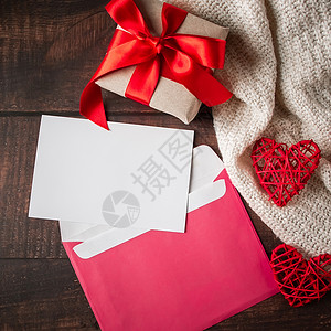 木头背景的信封和贺卡 礼物卡 念日 快乐的 心 桌子背景图片