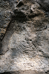 斯通露出了一丝苦笑 石头上是一张幸福的脸 概念背景图片