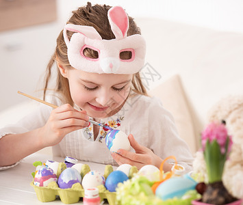 彩蛋画蒙面彩彩蛋 微笑 兔子 染色 庆祝 童年 幸福 家 花背景