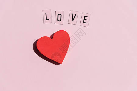 纸块我爱你写在粉红色背景和红色心形上的文字 情人节快乐 爱的主题 木制字母块 爱 积极的情绪 独家关系 贺卡 邀请函 浪漫背景