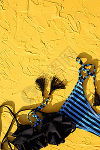 去痱防湿疹黄色背景上带黑色条纹的蓝色女性泳装和太阳镜 海滩度假的概念是去海边游泳的配件防紫外线晒黑 复制空间 弗拉特拉 壳 周末背景