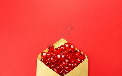 红色背景的开放信封中 有玻璃心溢出 情人节 情书 爱宣言 熟人 复制空间 模拟游戏 金子 小样背景图片