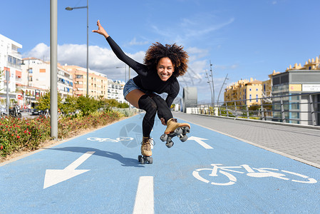 黑女人骑着滑雪滑冰 骑着自行车图片