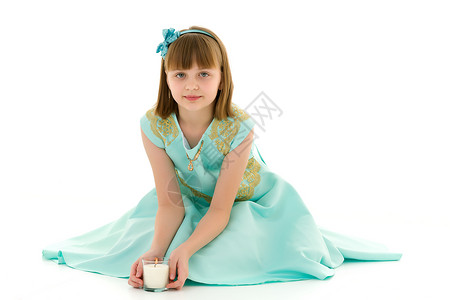穿新年装的小女孩 带着蜡烛 展示 家庭 魔法 假期背景图片