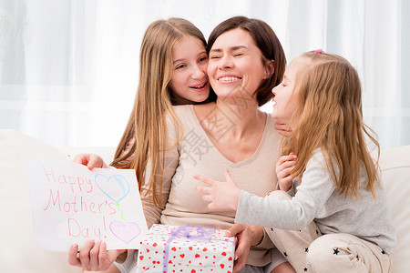 修女们祝贺妈妈快乐母亲节的到来 父母 女儿 女孩背景图片