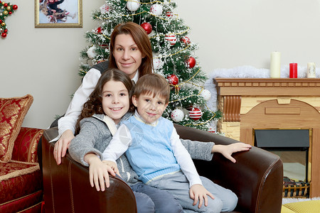 母亲和孩子在圣诞树旁 家 快乐的 父母 父亲图片
