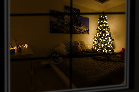大气中的圣诞窗口 Xmas树 旋转木马 爱 孩子背景图片