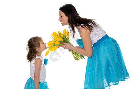 母亲和女儿享受鲜花的香味 假期 郁金香 礼物背景图片