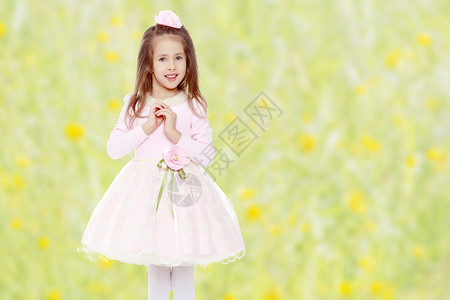 穿粉红色裙子的美貌小姑娘 年轻的 快乐的 绿色的 漂亮的图片