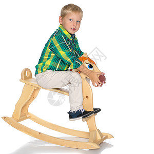 一个小男孩骑着木马 闲暇 假期 家 游戏 椅子高清图片