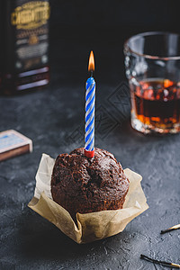 酒蛋糕素材巧克力松饼和生日蜡烛 浪漫的 火焰 瓶子 庆典背景