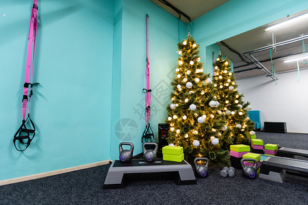 北大壶滑雪圣诞运动 黑色运动步 壶铃 瑜伽砖 圣诞快乐和新年快乐希望运动礼品贺卡概念顶视图与复制空间 装饰品 杉枝背景
