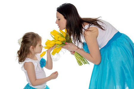 母亲和女儿享受鲜花的香味 脸 妈妈们 微笑 天背景图片