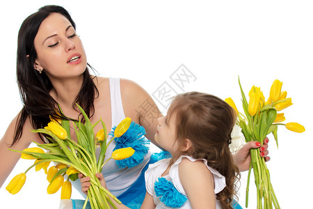 母亲和女儿闻到黄色郁金香味 童年 花 可爱的 孩子背景图片