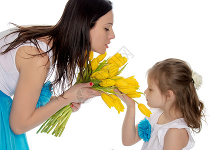 母亲和女儿享受鲜花的香味 爱 女士 美丽的 庆典背景图片