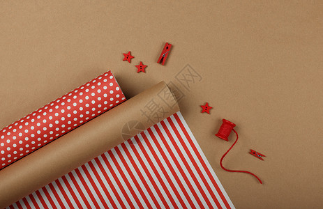 将圣诞礼物包装成红纸和棕纸 喜庆的 华丽的 棕色的 喜悦背景图片
