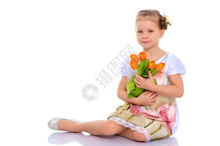 带花束的小女孩坐在地板上 笑声 头发 夏天背景图片