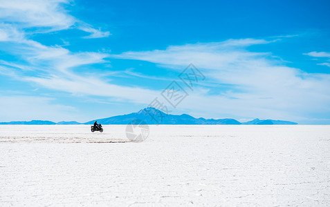 玻利维亚Uyuni的阳光景象 骑摩托 图文资源图片