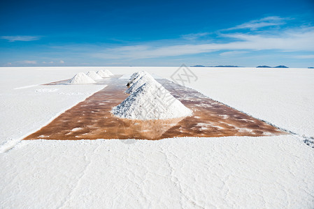 玻利维亚Uyuni萨拉德乌尼太阳风景 盐堆图片