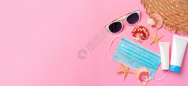 带墨镜口罩以粉红背景的防晒霜遮护医疗面罩 Corona病毒夏季概念背景
