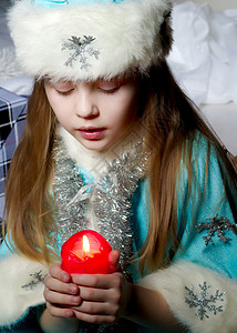 穿新年装的小女孩 带着蜡烛 庆祝 家庭 假期 冬天背景图片