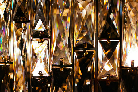 水晶卡水晶玻璃吊灯作为家居装饰 室内设计和豪华家具细节 假日请柬卡背景情况 灯光 新年背景
