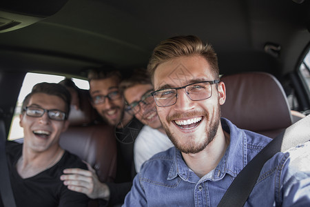 四位朋友在车里旅行 周末 潮人 出租 追求 相机图片