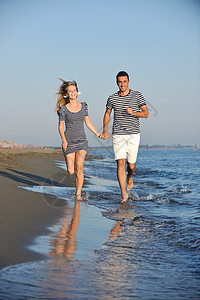 快乐的年轻夫妻在海滩上浪漫时光 恋人 天空 幸福图片