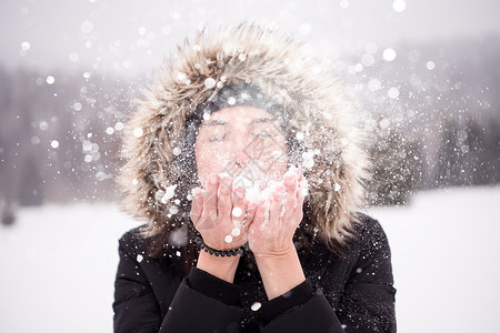 年轻女子在雪天吹雪 幸福 时尚 森林 女孩 成人背景