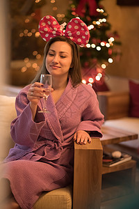 妇女在温泉疗养所喝香槟 娱乐 身体护理 享受 漂亮的 治疗背景图片