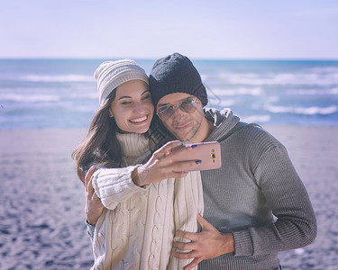 华丽的情侣拍自拍相 旅行 海 海洋 冬天 享受背景图片