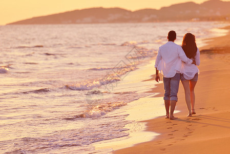 沙滩上的年轻情侣玩得开心 自然 晴天 水 生活背景图片