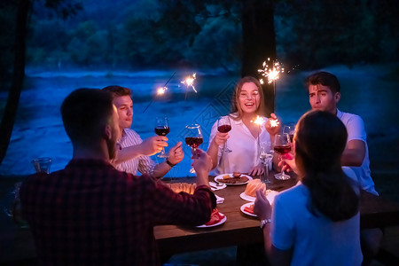 快乐的朋友们在户外举行法国晚餐晚宴 水果 男性高清图片
