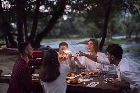 暑假期间在户外野餐晚宴的法国朋友聚会 女性高清图片