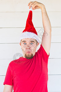 假日 圣诞节和服装概念   穿着圣坦塔装扮白色背景的滑稽奇人 帽子 微笑背景图片