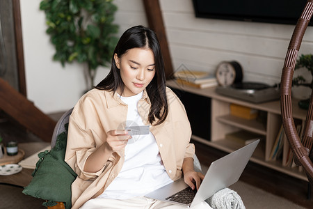 山姆会员商店网上韩国妇女商店的肖像 在网站上用笔记本电脑和信用卡 采购课程或会员资格购买 周末 放松背景