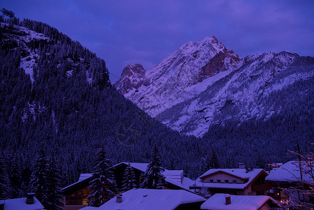 夜间阿尔卑斯山村 旅游 高山 雪 家背景图片