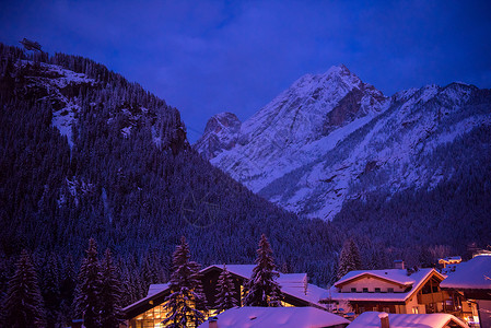夜间阿尔卑斯山村 山脉 村庄 魔法 假期 建筑学背景图片