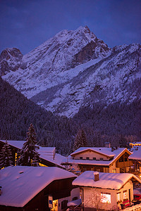 夜间阿尔卑斯山村 法国 酒店 蓝色的 雪 欧洲 蒂罗尔背景图片