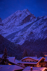 夜间阿尔卑斯山村 晚上 寒冷的 旅游 魔法 蒂罗尔背景图片