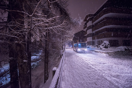 在无汽车节假日Mortatain度假胜地的电动出租车巴士 山 滑雪背景图片