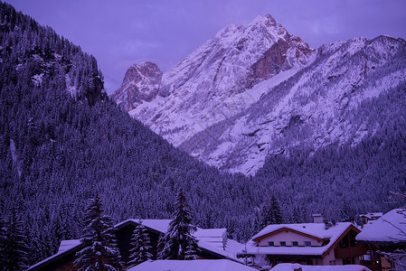 夜间阿尔卑斯山村 冰 寒冷的 蒂罗尔 紫色 自然 村庄背景图片